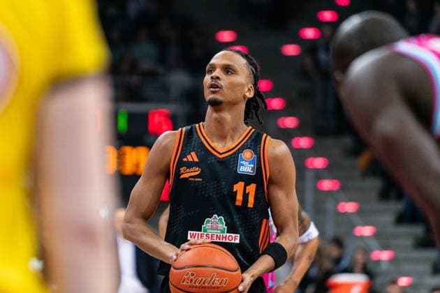 Spielaktion mit Alonzo Verge Jr. (11; Rasta Vechta) in schwarzem Trikot mit Ball in den Händen im Spiel zwischen Telekom Baskets Bonn und RASTA Vechta am 21. Spieltag der EasyCredit BBL in Bonn. Alonzo Verge Jr. (11; Rasta Vechta) in Aktion
