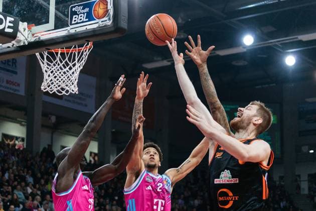Spielaktion mit Alijah Comithier (2; Telekom Baskets Bonn) und Luc van Slooten (6; Rasta Vechta) am Korb im Spiel zwischen Telekom Baskets Bonn und RASTA Vechta am 21. Spieltag der EasyCredit BBL in Bonn. Alijah Comithier (2; Telekom Baskets Bonn) und Luc van Slooten (6; Rasta Vechta) in Aktion