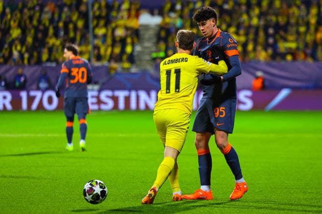Football, Champions League 2025 2026 Bodo Glimt Inter Bodo 20260218 Bodo Glimt s Ole Didrik Blomberg and Inter s Alessandro Bastoni in the Champions League football match between Bodo Glimt and Inter at Aspmyra Stadium Photo Thomas Andersen NTB undefined Bodo Norway EDITORIAL USE ONLY RESTRICTED USE FOR BETTING COMPANIES  Copyright: xThomasxAndersenx xNTBx