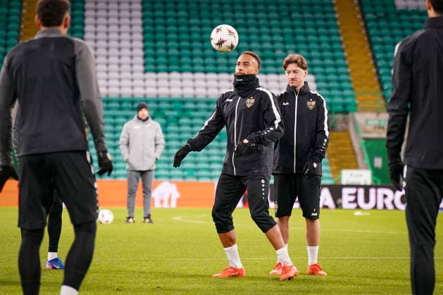 Fussball UEFA Europa League 2025 - 2026, Play-Offs Hinspiel - Celtic FC Glasgow vs VfB Stuttgart - Celtic Park Stadion (Glasgow, Schottland): Abschlusstraining Jamie Leweling (VfB Stuttgart, 18) am Ball, dahinter Angelo Stiller (VfB Stuttgart, 6) Copyright: xJOERANxSTEINSIEKx