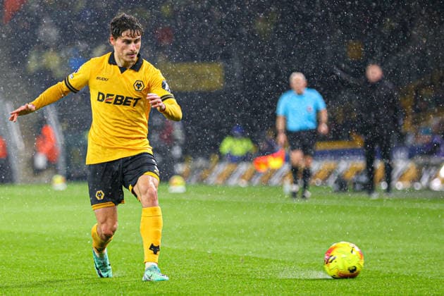 Hugo Bueno (3 Wolves) passes the ball during the Premier League football match between Wolverhampton Wanderers and Arsenal at Molineux stadium in Wolverhampton, England Copyright: xNataliexMincher SPPx Sportspressphoto_SPR94562