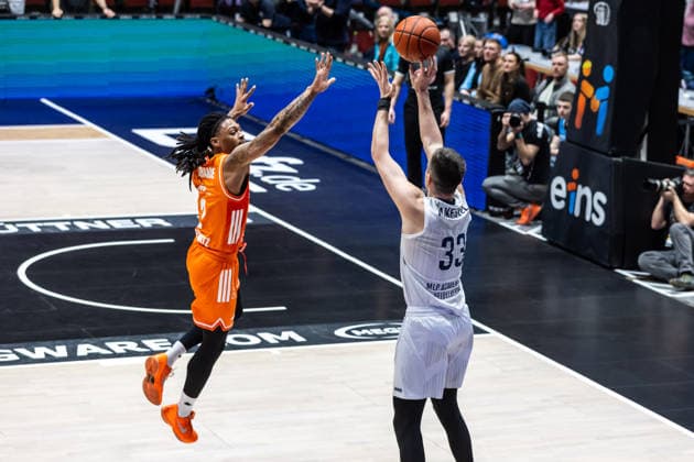 GER, easy-Credit Basketball-Bundesliga, Niners Chemnitz - MLP Academics Heidelberg. 18.02.2026, Messe, Chemnitz, GER, easy-Credit Basketball-Bundesliga, Niners Chemnitz - MLP Academics Heidelberg. Ryan Mikesell (MLP Academics Heidelberg 33), Nike Sibande (Niners Chemnitz, 2) Foto Alexander Trienitz Chemnitz Messe Sachsen Deutschland