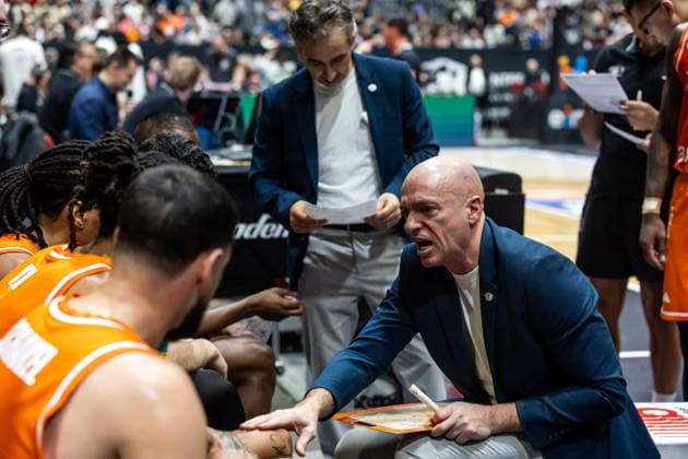 GER, easy-Credit Basketball-Bundesliga, Niners Chemnitz - MLP Academics Heidelberg. 18.02.2026, Messe, Chemnitz, GER, easy-Credit Basketball-Bundesliga, Niners Chemnitz - MLP Academics Heidelberg. Rodrigo Pastore (Head Coach), Niners Chemnitz spricht mit seinen Spielern Foto Alexander Trienitz Chemnitz Messe Sachsen Deutschland