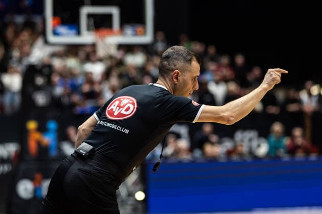 GER, easy-Credit Basketball-Bundesliga, Niners Chemnitz - MLP Academics Heidelberg. 18.02.2026, Messe, Chemnitz, GER, easy-Credit Basketball-Bundesliga, Niners Chemnitz - MLP Academics Heidelberg. Gentian Cici, Schiedsrichter gibt Handzeichen Foto Alexander Trienitz Chemnitz Messe Sachsen Deutschland