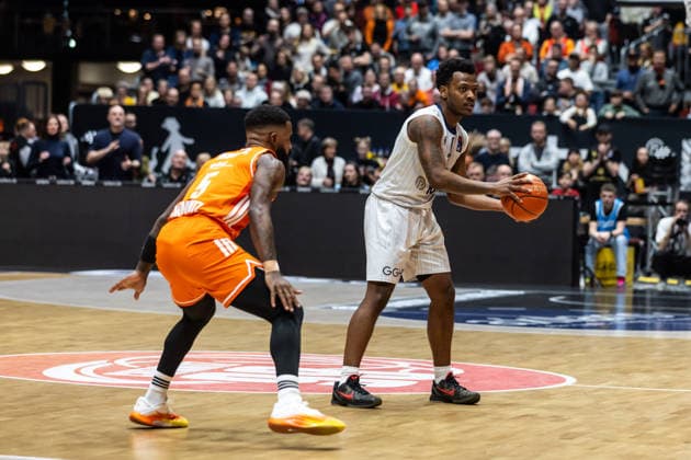 GER, easy-Credit Basketball-Bundesliga, Niners Chemnitz - MLP Academics Heidelberg. 18.02.2026, Messe, Chemnitz, GER, easy-Credit Basketball-Bundesliga, Niners Chemnitz - MLP Academics Heidelberg. Damariae Horne (MLP Academics Heidelberg 0), Corey Davis Jr. (Niners Chemnitz, 5) Foto Alexander Trienitz Chemnitz Messe Sachsen Deutschland