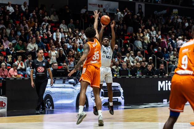 GER, easy-Credit Basketball-Bundesliga, Niners Chemnitz - MLP Academics Heidelberg. 18.02.2026, Messe, Chemnitz, GER, easy-Credit Basketball-Bundesliga, Niners Chemnitz - MLP Academics Heidelberg. Paul Zipser (MLP Academics Heidelberg 9), Roman Bedime (Niners Chemnitz, 35) Foto Alexander Trienitz Chemnitz Messe Sachsen Deutschland