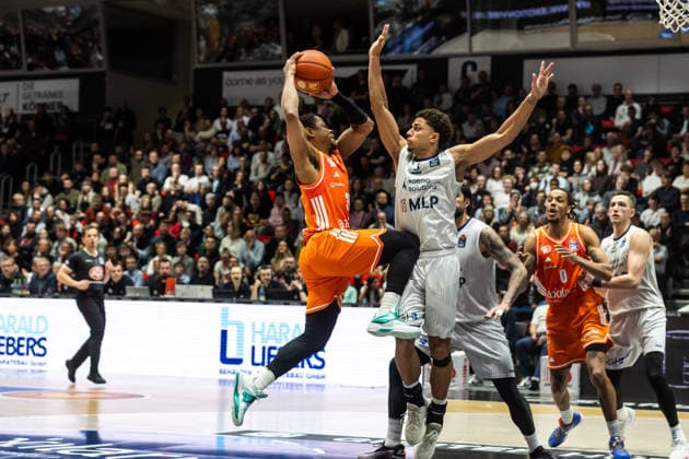 GER, easy-Credit Basketball-Bundesliga, Niners Chemnitz - MLP Academics Heidelberg. 18.02.2026, Messe, Chemnitz, GER, easy-Credit Basketball-Bundesliga, Niners Chemnitz - MLP Academics Heidelberg. Eric Washington (Niners Chemnitz, 33), Kevin McClain (MLP Academics Heidelberg 3) Foto Alexander Trienitz Chemnitz Messe Sachsen Deutschland