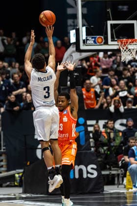 GER, easy-Credit Basketball-Bundesliga, Niners Chemnitz - MLP Academics Heidelberg. 18.02.2026, Messe, Chemnitz, GER, easy-Credit Basketball-Bundesliga, Niners Chemnitz - MLP Academics Heidelberg. Kevin McClain (MLP Academics Heidelberg 3), Eric Washington (Niners Chemnitz, 33) Foto Alexander Trienitz Chemnitz Messe Sachsen Deutschland