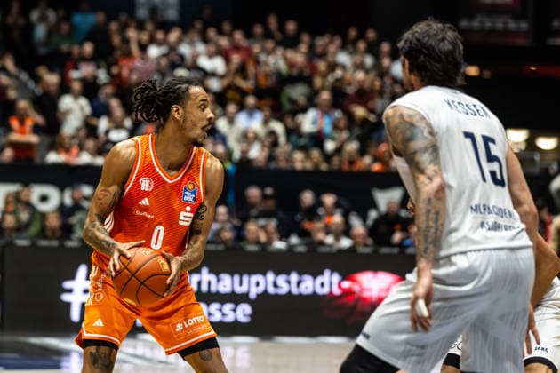 GER, easy-Credit Basketball-Bundesliga, Niners Chemnitz - MLP Academics Heidelberg. 18.02.2026, Messe, Chemnitz, GER, easy-Credit Basketball-Bundesliga, Niners Chemnitz - MLP Academics Heidelberg. Kevin Yebo (Niners Chemnitz, 0), Marcel Keßen (MLP Academics Heidelberg 15) Foto Alexander Trienitz Chemnitz Messe Sachsen Deutschland