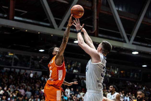 GER, easy-Credit Basketball-Bundesliga, Niners Chemnitz - MLP Academics Heidelberg. 18.02.2026, Messe, Chemnitz, GER, easy-Credit Basketball-Bundesliga, Niners Chemnitz - MLP Academics Heidelberg. Ryan Mikesell (MLP Academics Heidelberg 33), Nike Sibande (Niners Chemnitz, 2) Foto Alexander Trienitz Chemnitz Messe Sachsen Deutschland