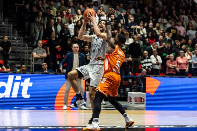 GER, easy-Credit Basketball-Bundesliga, Niners Chemnitz - MLP Academics Heidelberg. 18.02.2026, Messe, Chemnitz, GER, easy-Credit Basketball-Bundesliga, Niners Chemnitz - MLP Academics Heidelberg. Mateo Seric (MLP Academics Heidelberg 21), Corey Davis Jr. (Niners Chemnitz, 5) Foto Alexander Trienitz Chemnitz Messe Sachsen Deutschland