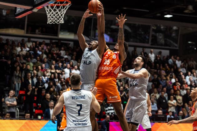 GER, easy-Credit Basketball-Bundesliga, Niners Chemnitz - MLP Academics Heidelberg. 18.02.2026, Messe, Chemnitz, GER, easy-Credit Basketball-Bundesliga, Niners Chemnitz - MLP Academics Heidelberg. Osun Osunniyi (MLP Academics Heidelberg 12), Roman Bedime (Niners Chemnitz, 35) Foto Alexander Trienitz Chemnitz Messe Sachsen Deutschland