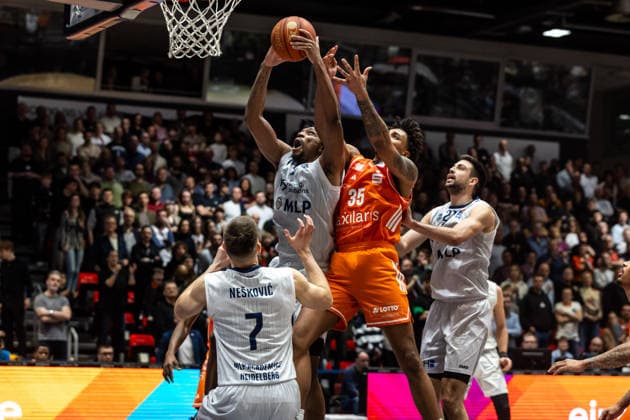 GER, easy-Credit Basketball-Bundesliga, Niners Chemnitz - MLP Academics Heidelberg. 18.02.2026, Messe, Chemnitz, GER, easy-Credit Basketball-Bundesliga, Niners Chemnitz - MLP Academics Heidelberg. Osun Osunniyi (MLP Academics Heidelberg 12), Roman Bedime (Niners Chemnitz, 35) Foto Alexander Trienitz Chemnitz Messe Sachsen Deutschland