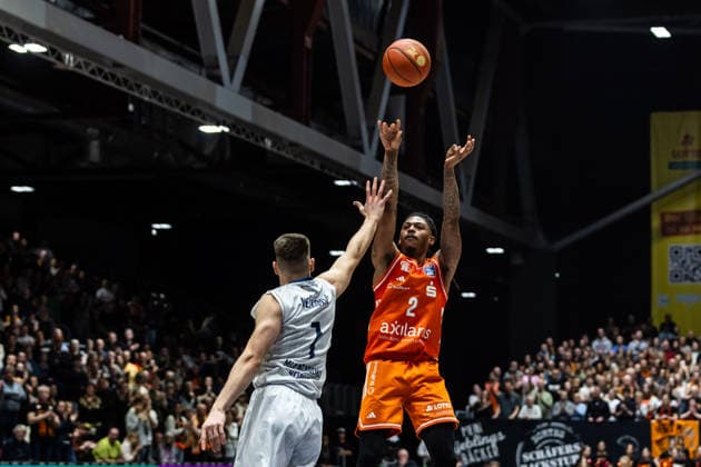 GER, easy-Credit Basketball-Bundesliga, Niners Chemnitz - MLP Academics Heidelberg. 18.02.2026, Messe, Chemnitz, GER, easy-Credit Basketball-Bundesliga, Niners Chemnitz - MLP Academics Heidelberg. Nike Sibande (Niners Chemnitz, 2), Dusan Neskovic (MLP Academics Heidelberg 7) Foto Alexander Trienitz Chemnitz Messe Sachsen Deutschland