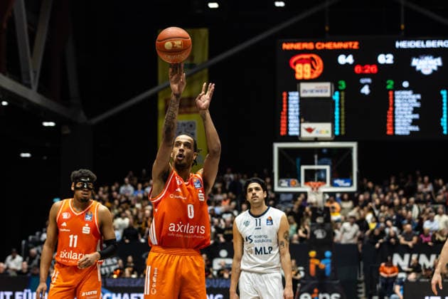 GER, easy-Credit Basketball-Bundesliga, Niners Chemnitz - MLP Academics Heidelberg. 18.02.2026, Messe, Chemnitz, GER, easy-Credit Basketball-Bundesliga, Niners Chemnitz - MLP Academics Heidelberg. Kevin Yebo (Niners Chemnitz, 0) bei einem Freiwurfl Foto Alexander Trienitz Chemnitz Messe Sachsen Deutschland