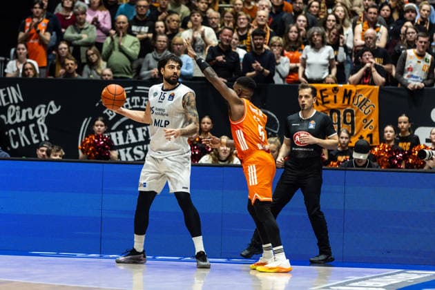 GER, easy-Credit Basketball-Bundesliga, Niners Chemnitz - MLP Academics Heidelberg. 18.02.2026, Messe, Chemnitz, GER, easy-Credit Basketball-Bundesliga, Niners Chemnitz - MLP Academics Heidelberg. Marcel Keßen (MLP Academics Heidelberg 15), Corey Davis Jr. (Niners Chemnitz, 5) Foto Alexander Trienitz Chemnitz Messe Sachsen Deutschland