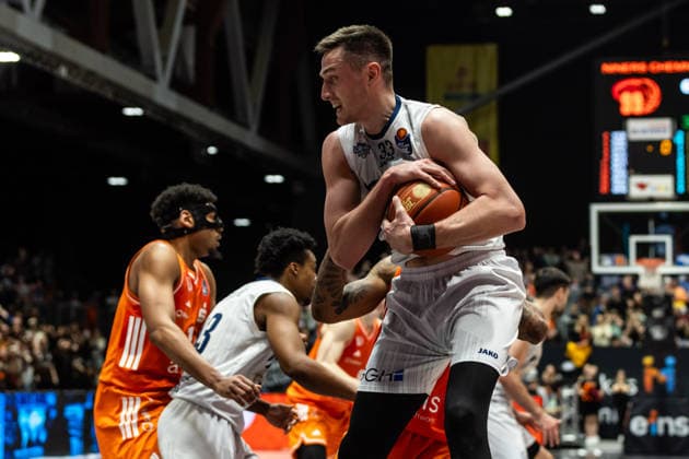 GER, easy-Credit Basketball-Bundesliga, Niners Chemnitz - MLP Academics Heidelberg. 18.02.2026, Messe, Chemnitz, GER, easy-Credit Basketball-Bundesliga, Niners Chemnitz - MLP Academics Heidelberg. Ryan Mikesell (MLP Academics Heidelberg 33) sichert sich den Ball Foto Alexander Trienitz Chemnitz Messe Sachsen Deutschland