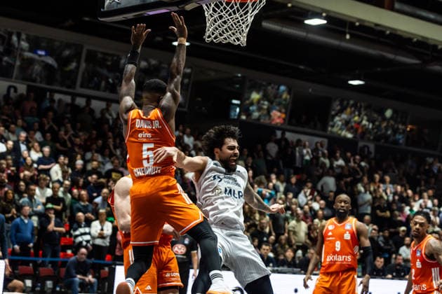 GER, easy-Credit Basketball-Bundesliga, Niners Chemnitz - MLP Academics Heidelberg. 18.02.2026, Messe, Chemnitz, GER, easy-Credit Basketball-Bundesliga, Niners Chemnitz - MLP Academics Heidelberg. Marcel Keßen (MLP Academics Heidelberg 15), Corey Davis Jr. (Niners Chemnitz, 5) Foto Alexander Trienitz Chemnitz Messe Sachsen Deutschland