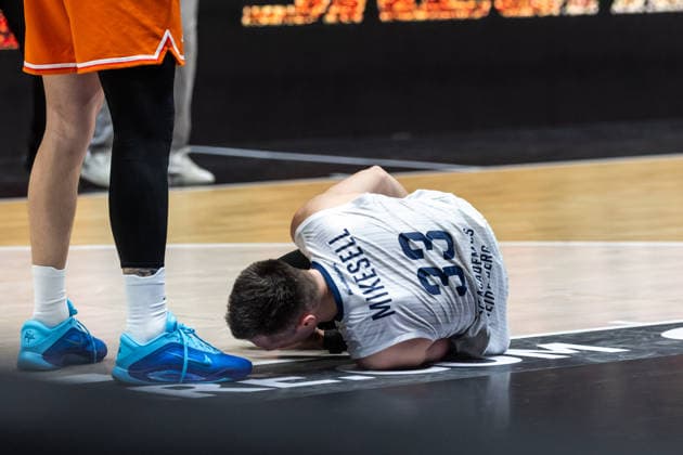 GER, easy-Credit Basketball-Bundesliga, Niners Chemnitz - MLP Academics Heidelberg. 18.02.2026, Messe, Chemnitz, GER, easy-Credit Basketball-Bundesliga, Niners Chemnitz - MLP Academics Heidelberg. Ryan Mikesell (MLP Academics Heidelberg 33) am Boden Foto Alexander Trienitz Chemnitz Messe Sachsen Deutschland