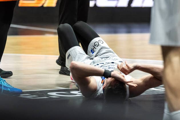 GER, easy-Credit Basketball-Bundesliga, Niners Chemnitz - MLP Academics Heidelberg. 18.02.2026, Messe, Chemnitz, GER, easy-Credit Basketball-Bundesliga, Niners Chemnitz - MLP Academics Heidelberg. Ryan Mikesell (MLP Academics Heidelberg 33) am Boden Foto Alexander Trienitz Chemnitz Messe Sachsen Deutschland