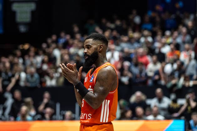 GER, easy-Credit Basketball-Bundesliga, Niners Chemnitz - MLP Academics Heidelberg. 18.02.2026, Messe, Chemnitz, GER, easy-Credit Basketball-Bundesliga, Niners Chemnitz - MLP Academics Heidelberg. Corey Davis Jr. (Niners Chemnitz, 5) applaudiert Foto Alexander Trienitz Chemnitz Messe Sachsen Deutschland