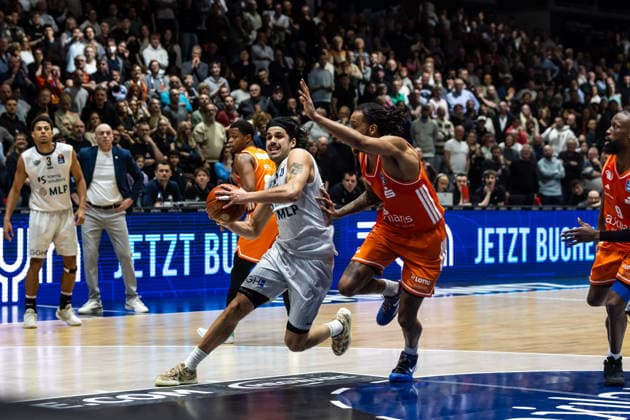 GER, easy-Credit Basketball-Bundesliga, Niners Chemnitz - MLP Academics Heidelberg. 18.02.2026, Messe, Chemnitz, GER, easy-Credit Basketball-Bundesliga, Niners Chemnitz - MLP Academics Heidelberg. Erol Ersek (MLP Academics Heidelberg 11), Kevin Yebo (Niners Chemnitz, 0) Foto Alexander Trienitz Chemnitz Messe Sachsen Deutschland