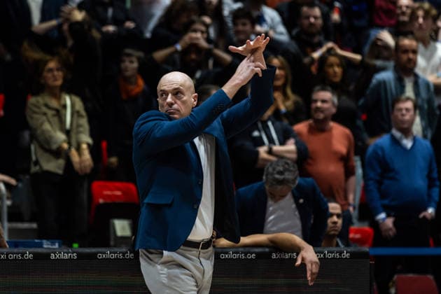 GER, easy-Credit Basketball-Bundesliga, Niners Chemnitz - MLP Academics Heidelberg. 18.02.2026, Messe, Chemnitz, GER, easy-Credit Basketball-Bundesliga, Niners Chemnitz - MLP Academics Heidelberg. Rodrigo Pastore (Head Coach), Niners Chemnitz zeigt eine Auszeit an Foto Alexander Trienitz Chemnitz Messe Sachsen Deutschland