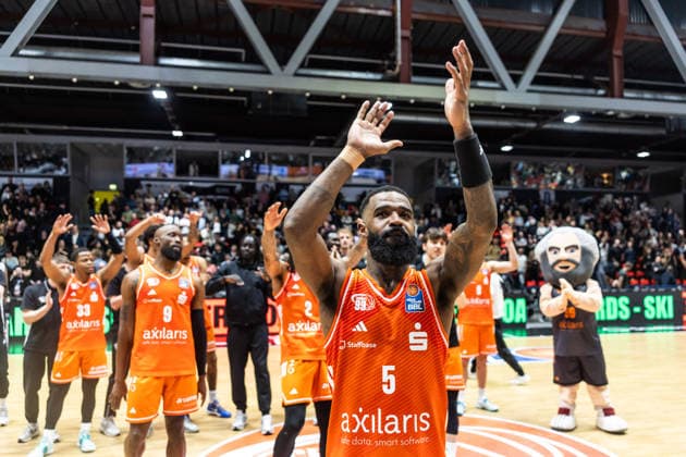 GER, easy-Credit Basketball-Bundesliga, Niners Chemnitz - MLP Academics Heidelberg. 18.02.2026, Messe, Chemnitz, GER, easy-Credit Basketball-Bundesliga, Niners Chemnitz - MLP Academics Heidelberg. Corey Davis Jr. (Niners Chemnitz, 5) jubelt mit dem Team Foto Alexander Trienitz Chemnitz Messe Sachsen Deutschland