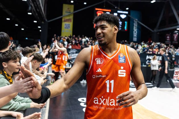 GER, easy-Credit Basketball-Bundesliga, Niners Chemnitz - MLP Academics Heidelberg. 18.02.2026, Messe, Chemnitz, GER, easy-Credit Basketball-Bundesliga, Niners Chemnitz - MLP Academics Heidelberg. Kostja Mushidi (Niners Chemnitz, 11) bedankt sich bei den Fans Foto Alexander Trienitz Chemnitz Messe Sachsen Deutschland
