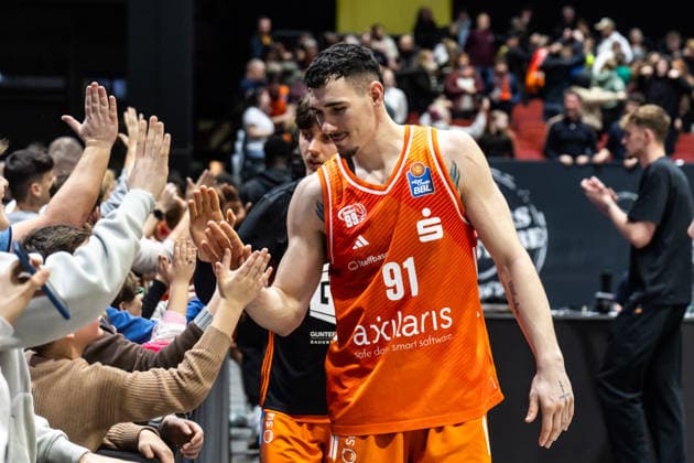 GER, easy-Credit Basketball-Bundesliga, Niners Chemnitz - MLP Academics Heidelberg. 18.02.2026, Messe, Chemnitz, GER, easy-Credit Basketball-Bundesliga, Niners Chemnitz - MLP Academics Heidelberg. Yordan Minchev (Niners Chemnitz, 91) bedankt sich bei den Fans Foto Alexander Trienitz Chemnitz Messe Sachsen Deutschland