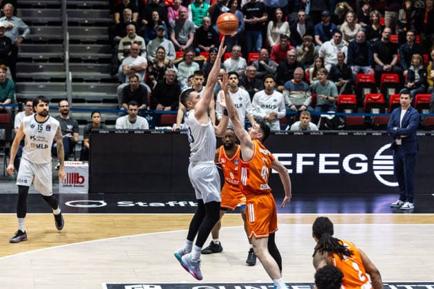 GER, easy-Credit Basketball-Bundesliga, Niners Chemnitz - MLP Academics Heidelberg. 18.02.2026, Messe, Chemnitz, GER, easy-Credit Basketball-Bundesliga, Niners Chemnitz - MLP Academics Heidelberg. Ryan Mikesell (MLP Academics Heidelberg 33), Yordan Minchev (Niners Chemnitz, 91) Foto Alexander Trienitz Chemnitz Messe Sachsen Deutschland