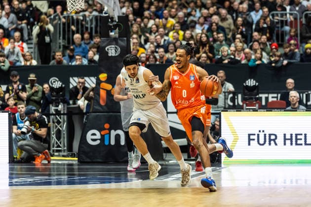 GER, easy-Credit Basketball-Bundesliga, Niners Chemnitz - MLP Academics Heidelberg. 18.02.2026, Messe, Chemnitz, GER, easy-Credit Basketball-Bundesliga, Niners Chemnitz - MLP Academics Heidelberg. Kevin Yebo (Niners Chemnitz, 0), Erol Ersek (MLP Academics Heidelberg 11) Foto Alexander Trienitz Chemnitz Messe Sachsen Deutschland