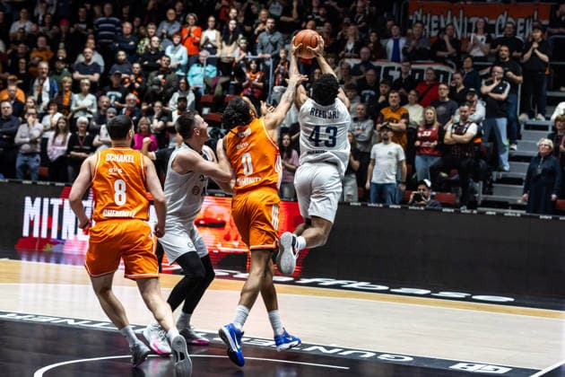 GER, easy-Credit Basketball-Bundesliga, Niners Chemnitz - MLP Academics Heidelberg. 18.02.2026, Messe, Chemnitz, GER, easy-Credit Basketball-Bundesliga, Niners Chemnitz - MLP Academics Heidelberg. Eric Reed II (MLP Academics Heidelberg 43), Kevin Yebo (Niners Chemnitz, 0) Foto Alexander Trienitz Chemnitz Messe Sachsen Deutschland