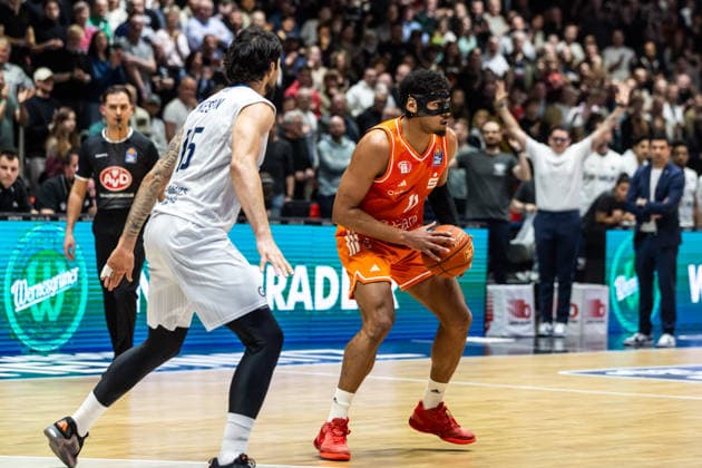 GER, easy-Credit Basketball-Bundesliga, Niners Chemnitz - MLP Academics Heidelberg. 18.02.2026, Messe, Chemnitz, GER, easy-Credit Basketball-Bundesliga, Niners Chemnitz - MLP Academics Heidelberg. Kostja Mushidi (Niners Chemnitz, 11), Marcel Keßen (MLP Academics Heidelberg 15) Foto Alexander Trienitz Chemnitz Messe Sachsen Deutschland