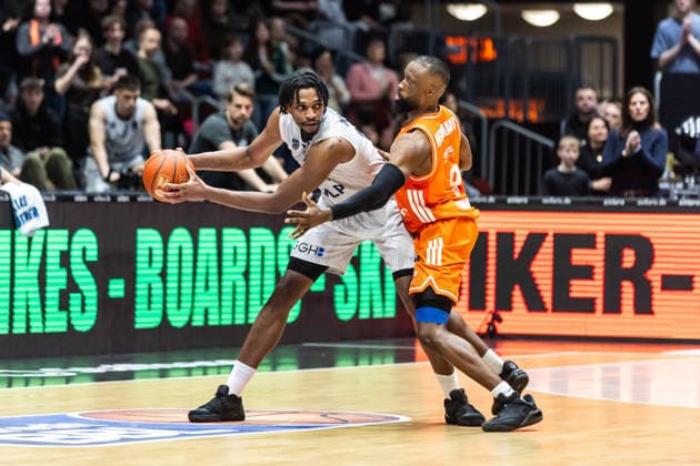 GER, easy-Credit Basketball-Bundesliga, Niners Chemnitz - MLP Academics Heidelberg. 18.02.2026, Messe, Chemnitz, GER, easy-Credit Basketball-Bundesliga, Niners Chemnitz - MLP Academics Heidelberg. Osun Osunniyi (MLP Academics Heidelberg 12), John Edward Newman III (Niners Chemnitz, 9) Foto Alexander Trienitz Chemnitz Messe Sachsen Deutschland