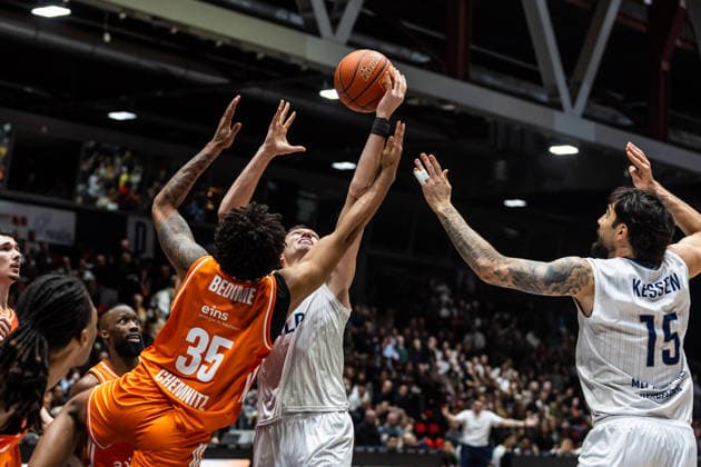 GER, easy-Credit Basketball-Bundesliga, Niners Chemnitz - MLP Academics Heidelberg. 18.02.2026, Messe, Chemnitz, GER, easy-Credit Basketball-Bundesliga, Niners Chemnitz - MLP Academics Heidelberg. Ryan Mikesell (MLP Academics Heidelberg 33), Roman Bedime (Niners Chemnitz, 35) Foto Alexander Trienitz Chemnitz Messe Sachsen Deutschland