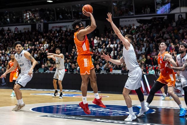 GER, easy-Credit Basketball-Bundesliga, Niners Chemnitz - MLP Academics Heidelberg. 18.02.2026, Messe, Chemnitz, GER, easy-Credit Basketball-Bundesliga, Niners Chemnitz - MLP Academics Heidelberg. Kostja Mushidi (Niners Chemnitz, 11), Dusan Neskovic (MLP Academics Heidelberg 7) Foto Alexander Trienitz Chemnitz Messe Sachsen Deutschland