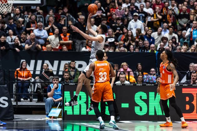 GER, easy-Credit Basketball-Bundesliga, Niners Chemnitz - MLP Academics Heidelberg. 18.02.2026, Messe, Chemnitz, GER, easy-Credit Basketball-Bundesliga, Niners Chemnitz - MLP Academics Heidelberg. Mateo Seric (MLP Academics Heidelberg 21), Eric Washington (Niners Chemnitz, 33) Foto Alexander Trienitz Chemnitz Messe Sachsen Deutschland