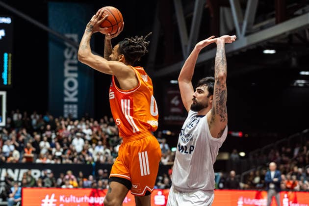 GER, easy-Credit Basketball-Bundesliga, Niners Chemnitz - MLP Academics Heidelberg. 18.02.2026, Messe, Chemnitz, GER, easy-Credit Basketball-Bundesliga, Niners Chemnitz - MLP Academics Heidelberg. Kevin Yebo (Niners Chemnitz, 0), Marcel Keßen (MLP Academics Heidelberg 15) Foto Alexander Trienitz Chemnitz Messe Sachsen Deutschland