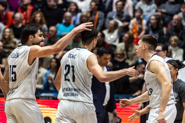 GER, easy-Credit Basketball-Bundesliga, Niners Chemnitz - MLP Academics Heidelberg. 18.02.2026, Messe, Chemnitz, GER, easy-Credit Basketball-Bundesliga, Niners Chemnitz - MLP Academics Heidelberg. Mateo Seric (MLP Academics Heidelberg 21) jubelt mit den Teamkollegen Foto Alexander Trienitz Chemnitz Messe Sachsen Deutschland