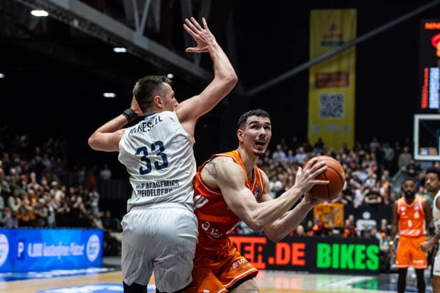 GER, easy-Credit Basketball-Bundesliga, Niners Chemnitz - MLP Academics Heidelberg. 18.02.2026, Messe, Chemnitz, GER, easy-Credit Basketball-Bundesliga, Niners Chemnitz - MLP Academics Heidelberg. Yordan Minchev (Niners Chemnitz, 91), Ryan Mikesell (MLP Academics Heidelberg 33) Foto Alexander Trienitz Chemnitz Messe Sachsen Deutschland