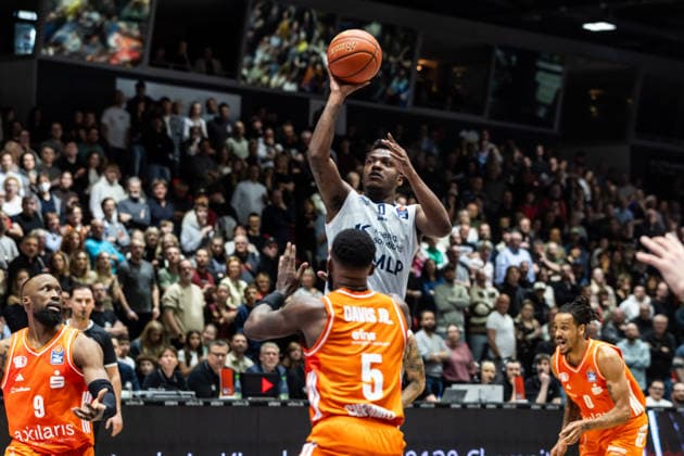 GER, easy-Credit Basketball-Bundesliga, Niners Chemnitz - MLP Academics Heidelberg. 18.02.2026, Messe, Chemnitz, GER, easy-Credit Basketball-Bundesliga, Niners Chemnitz - MLP Academics Heidelberg. Damariae Horne (MLP Academics Heidelberg 0), Corey Davis Jr. (Niners Chemnitz, 5) Foto Alexander Trienitz Chemnitz Messe Sachsen Deutschland
