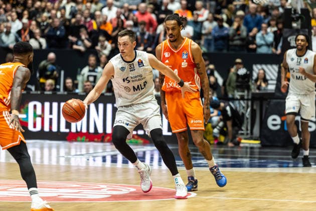 GER, easy-Credit Basketball-Bundesliga, Niners Chemnitz - MLP Academics Heidelberg. 18.02.2026, Messe, Chemnitz, GER, easy-Credit Basketball-Bundesliga, Niners Chemnitz - MLP Academics Heidelberg. Ryan Mikesell (MLP Academics Heidelberg 33), , Kevin Yebo (Niners Chemnitz, 0) Foto Alexander Trienitz Chemnitz Messe Sachsen Deutschland
