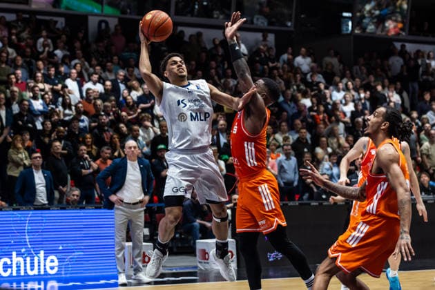 GER, easy-Credit Basketball-Bundesliga, Niners Chemnitz - MLP Academics Heidelberg. 18.02.2026, Messe, Chemnitz, GER, easy-Credit Basketball-Bundesliga, Niners Chemnitz - MLP Academics Heidelberg. Kevin McClain (MLP Academics Heidelberg 3), Corey Davis Jr. (Niners Chemnitz, 5) Foto Alexander Trienitz Chemnitz Messe Sachsen Deutschland