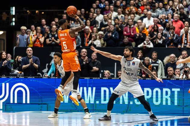 GER, easy-Credit Basketball-Bundesliga, Niners Chemnitz - MLP Academics Heidelberg. 18.02.2026, Messe, Chemnitz, GER, easy-Credit Basketball-Bundesliga, Niners Chemnitz - MLP Academics Heidelberg. Corey Davis Jr. (Niners Chemnitz, 5), Marcel Keßen (MLP Academics Heidelberg 15) Foto Alexander Trienitz Chemnitz Messe Sachsen Deutschland