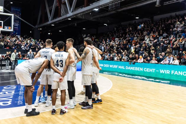 GER, easy-Credit Basketball-Bundesliga, Niners Chemnitz - MLP Academics Heidelberg. 18.02.2026, Messe, Chemnitz, GER, easy-Credit Basketball-Bundesliga, Niners Chemnitz - MLP Academics Heidelberg. Team MLP Academics Heidelberg nach der Niederlage in Chemnitz Foto Alexander Trienitz Chemnitz Messe Sachsen Deutschland