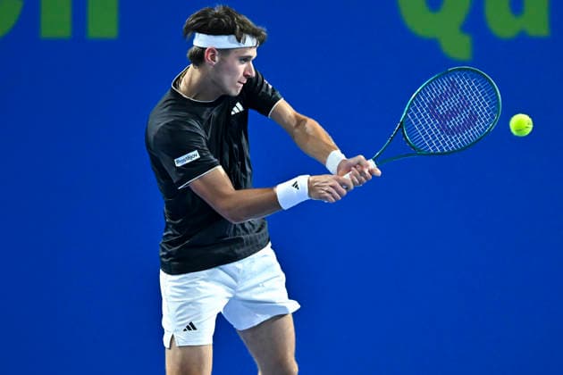 ATP, Tennis Herren QATAR EXXONMOBIL OPEN-ROUND OF 18 Jakub Mensik of Czech Republic is seen in action against Zhizhen Zhang of China during their men s singles round of 16 match at the ATP Qatar Exxonmobil Open 2026 tennis tournament at the Khalifa International Tennis Complex. Jakub Mensik won against Zhizhen Zhang 6-3,6-2. ¨¨ DOHA Qatar Copyright: xNOUSHADx
