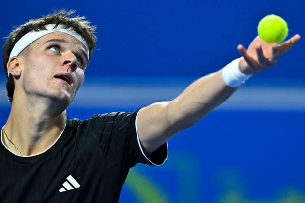 ATP, Tennis Herren QATAR EXXONMOBIL OPEN-ROUND OF 18 Jakub Mensik of Czech Republic is seen in action against Zhizhen Zhang of China during their men s singles round of 16 match at the ATP Qatar Exxonmobil Open 2026 tennis tournament at the Khalifa International Tennis Complex. Jakub Mensik won against Zhizhen Zhang 6-3,6-2. ¨¨ DOHA Qatar Copyright: xNOUSHADx