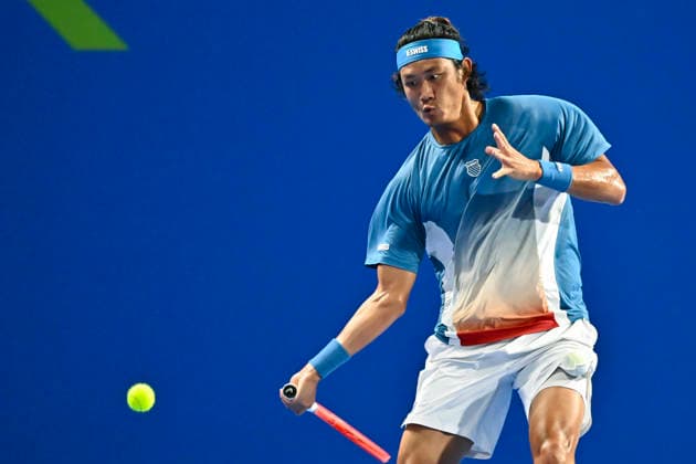 ATP, Tennis Herren QATAR EXXONMOBIL OPEN-ROUND OF 18 Zhizhen Zhang of China competes against Jakub Mensik of Czech Republic in the Round of 16 at the ATP men s Qatar ExxonMobil Open 2026 tennis tournament at the Khalifa International Tennis Complex in Doha, Qatar, on February 18, 2026. DOHA Qatar Copyright: xNOUSHADx