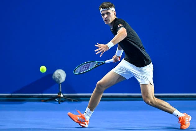 ATP, Tennis Herren QATAR EXXONMOBIL OPEN-ROUND OF 18 Jakub Mensik of Czech Republic is seen in action against Zhizhen Zhang of China during their men s singles round of 16 match at the ATP Qatar Exxonmobil Open 2026 tennis tournament at the Khalifa International Tennis Complex. Jakub Mensik won against Zhizhen Zhang 6-3,6-2. ¨¨ DOHA Qatar Copyright: xNOUSHADx